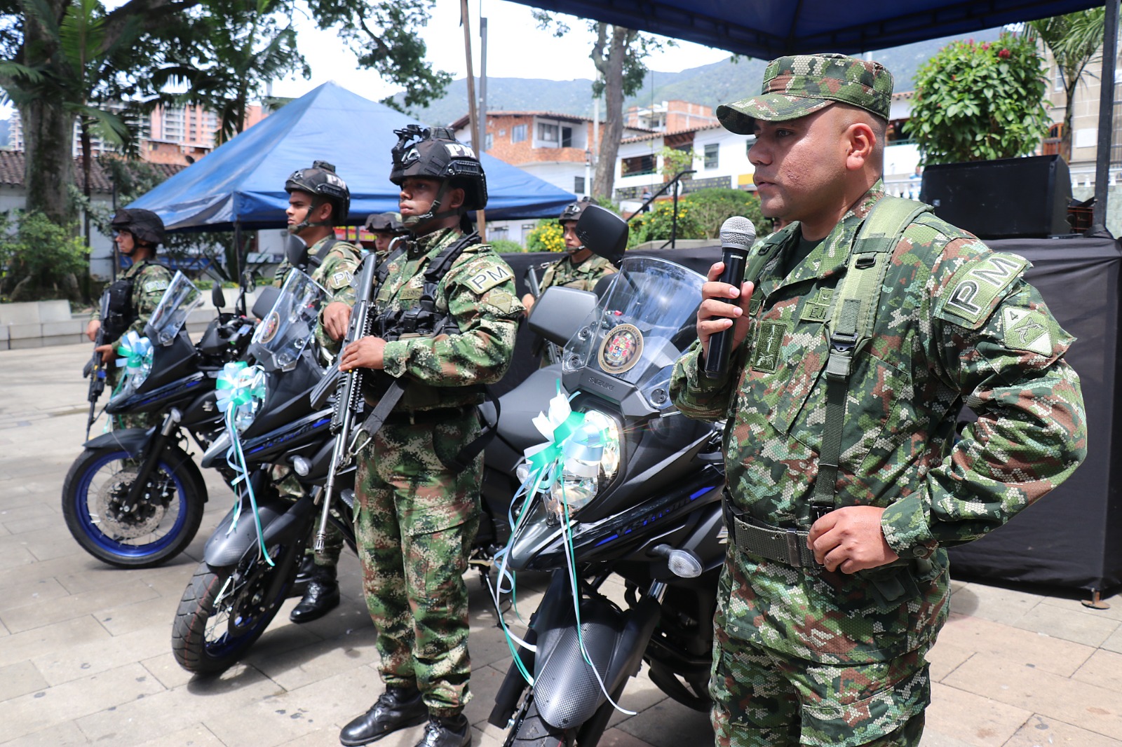 La alcaldía de La Estrella entregó de 3 motos al Ejército Nacional para la seguridad en el municipio.