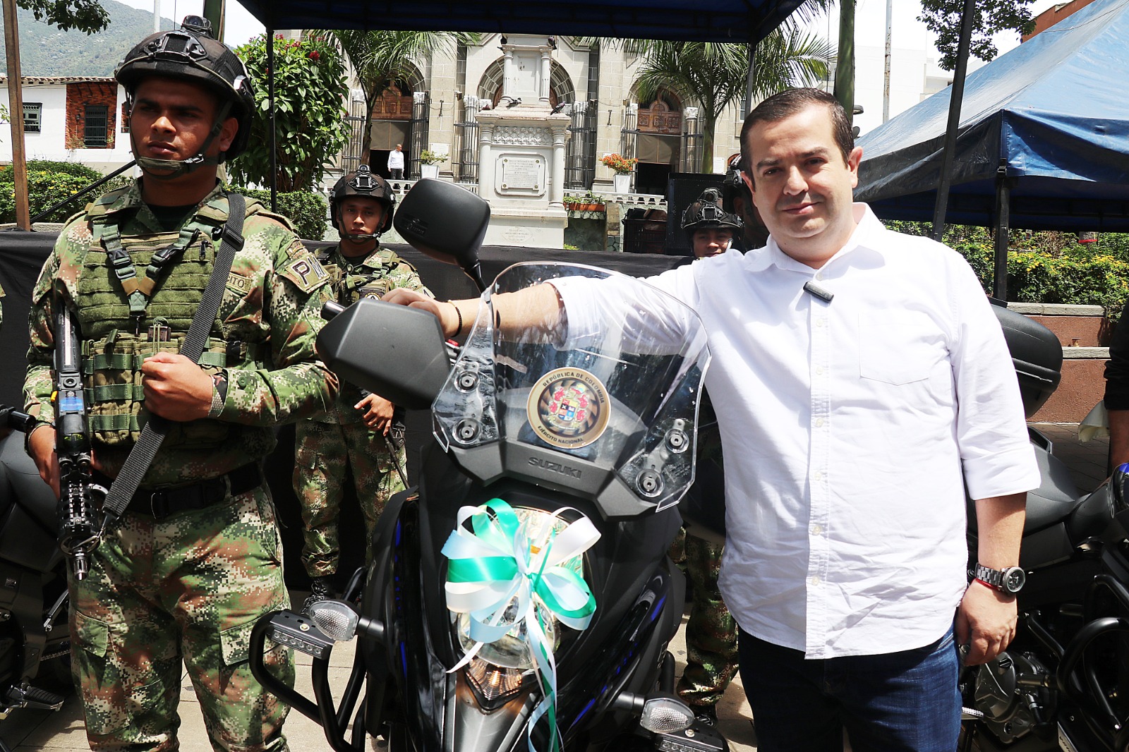 La alcaldía de La Estrella entregó de 3 motos al Ejército Nacional para la seguridad en el municipio.