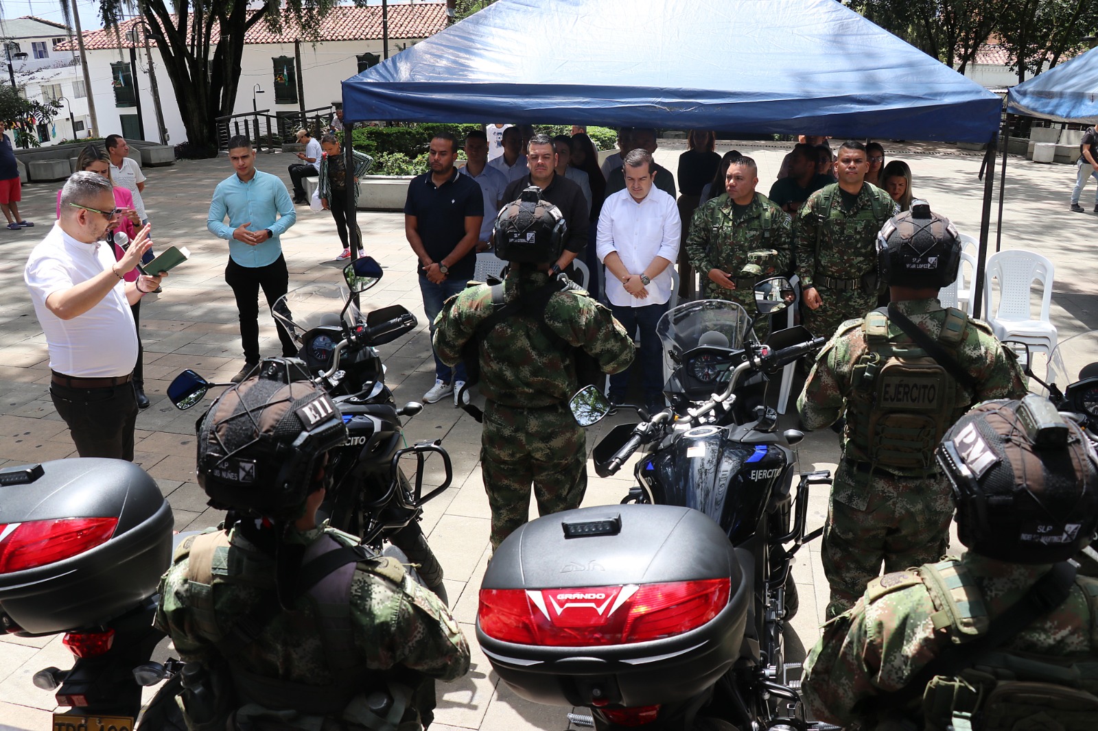 La alcaldía de La Estrella entregó de 3 motos al Ejército Nacional para la seguridad en el municipio.