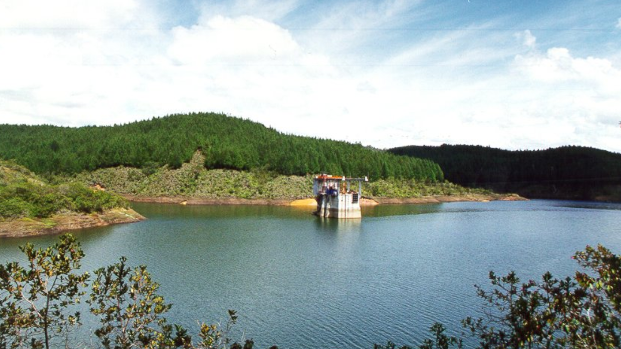 ¿Por qué el agua sale de un color amarillo en el Valle de Aburrá?