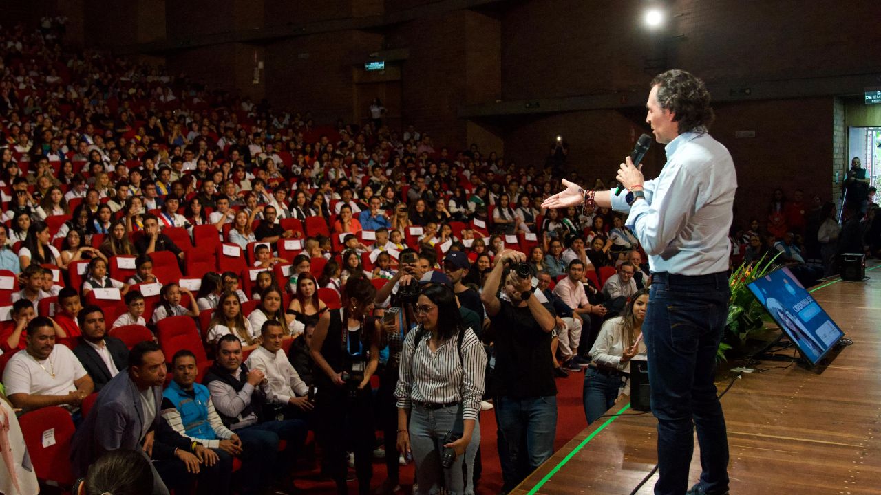 Ceremonia con el alcalde de Medellín: 1.300 estudiantes se posesionaron en el Gobierno Escolar