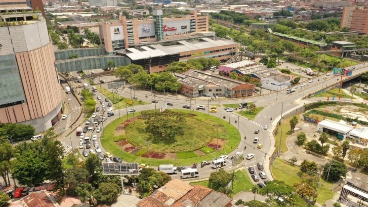 ¡Todo controlado! Volqueta se volcó en la Glorieta de Mayorca