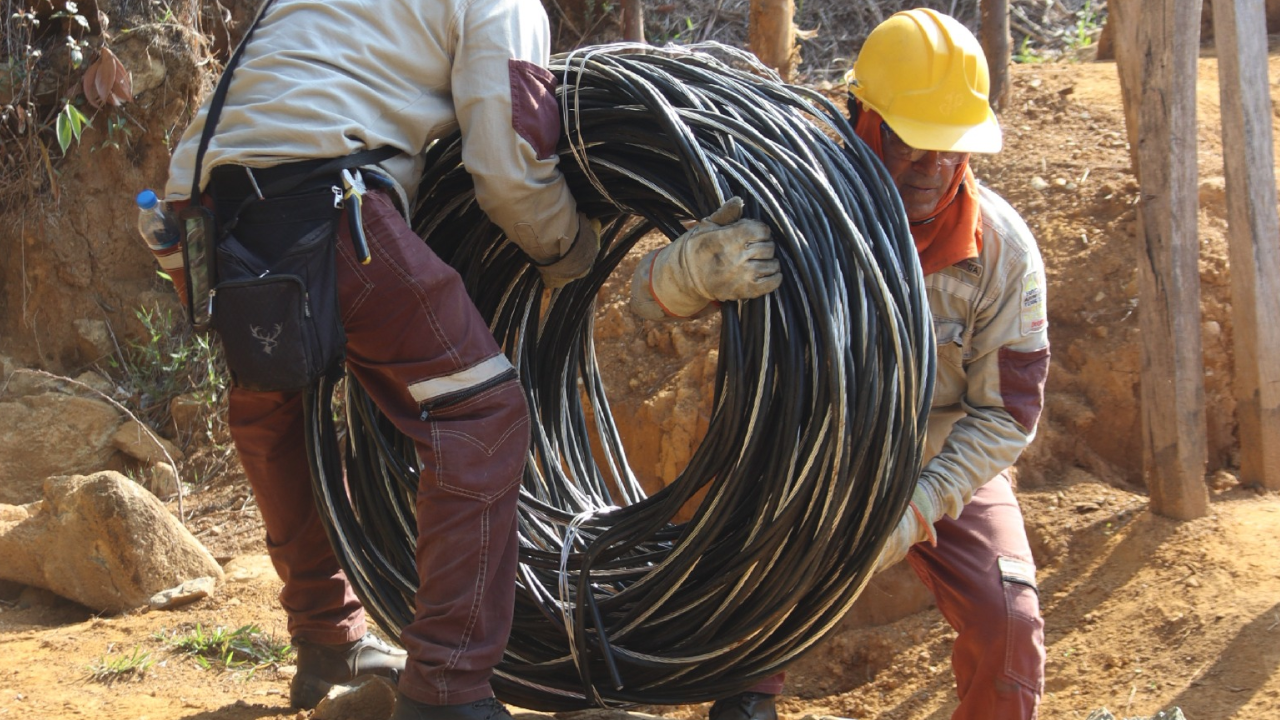 emovieron postes de energía instalados ilegalmente en el cerro Pan de Azúcar.