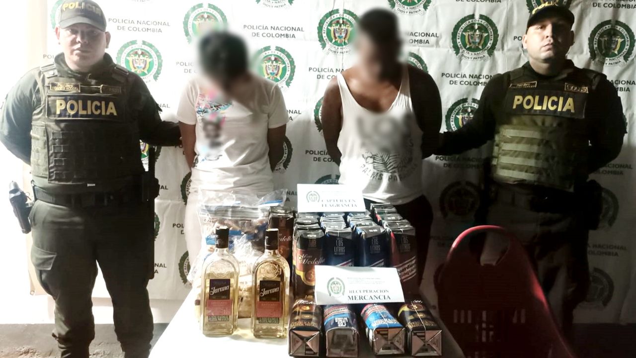 ¡Se llevaron hasta un paquete de rosquillas! Pareja fue sorprendida robando botellas de aguardiente, ron y tequila