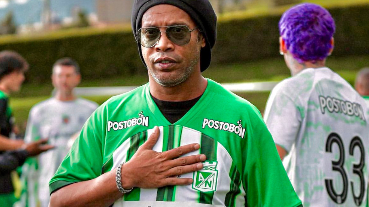 ¡Le queda bonita la pinta! Ronaldinho se puso la piel de Atlético Nacional