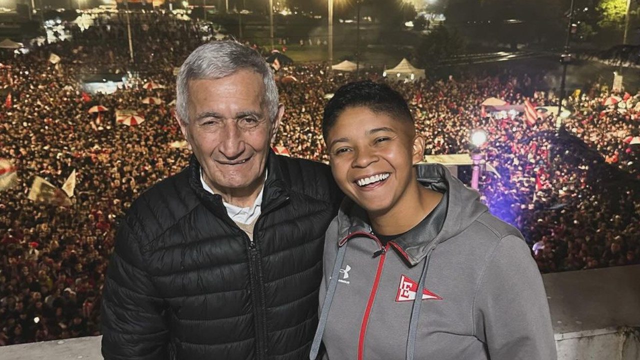 Papá de la ‘bruja’ Verón tiene una novia 50 años menor que él