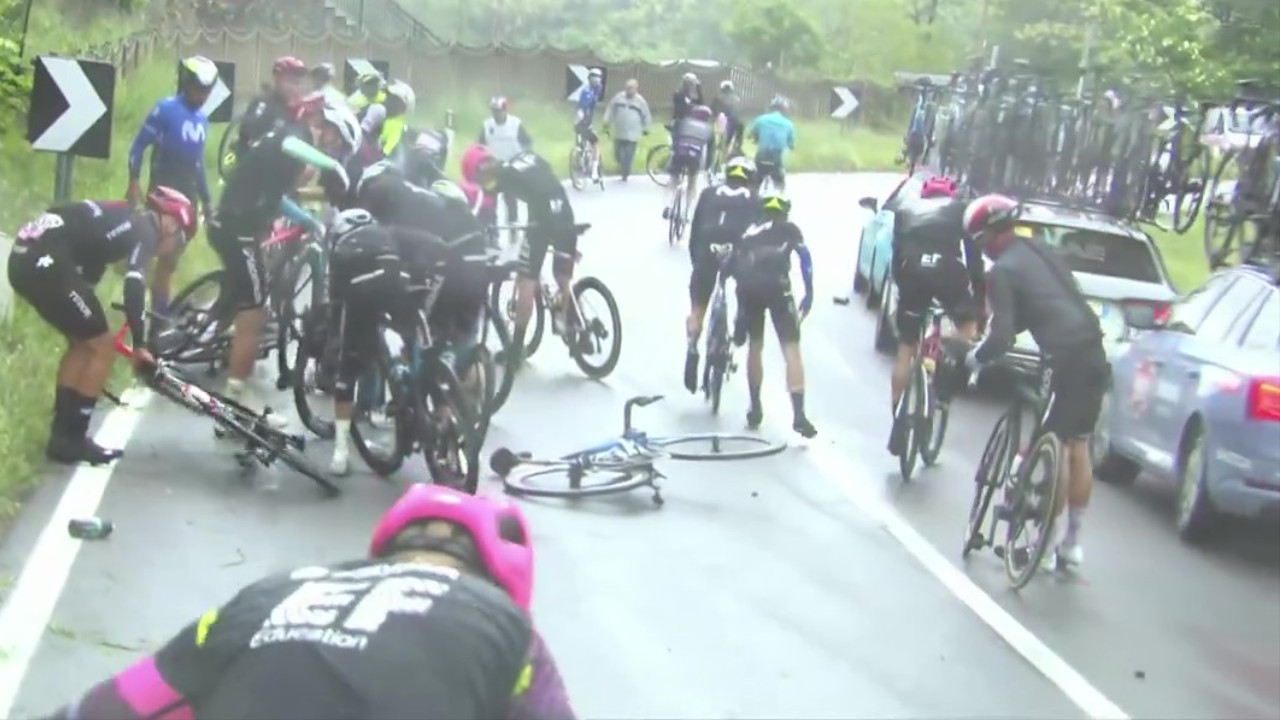 Fuerte caída en el Giro de Italia, dos colombianos involucrados