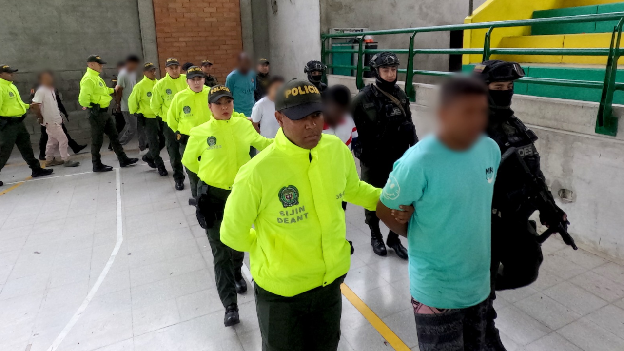 Masivo operativo en Antioquia: cayeron 11 integrantes de La Raya e incautaron drogas y armas