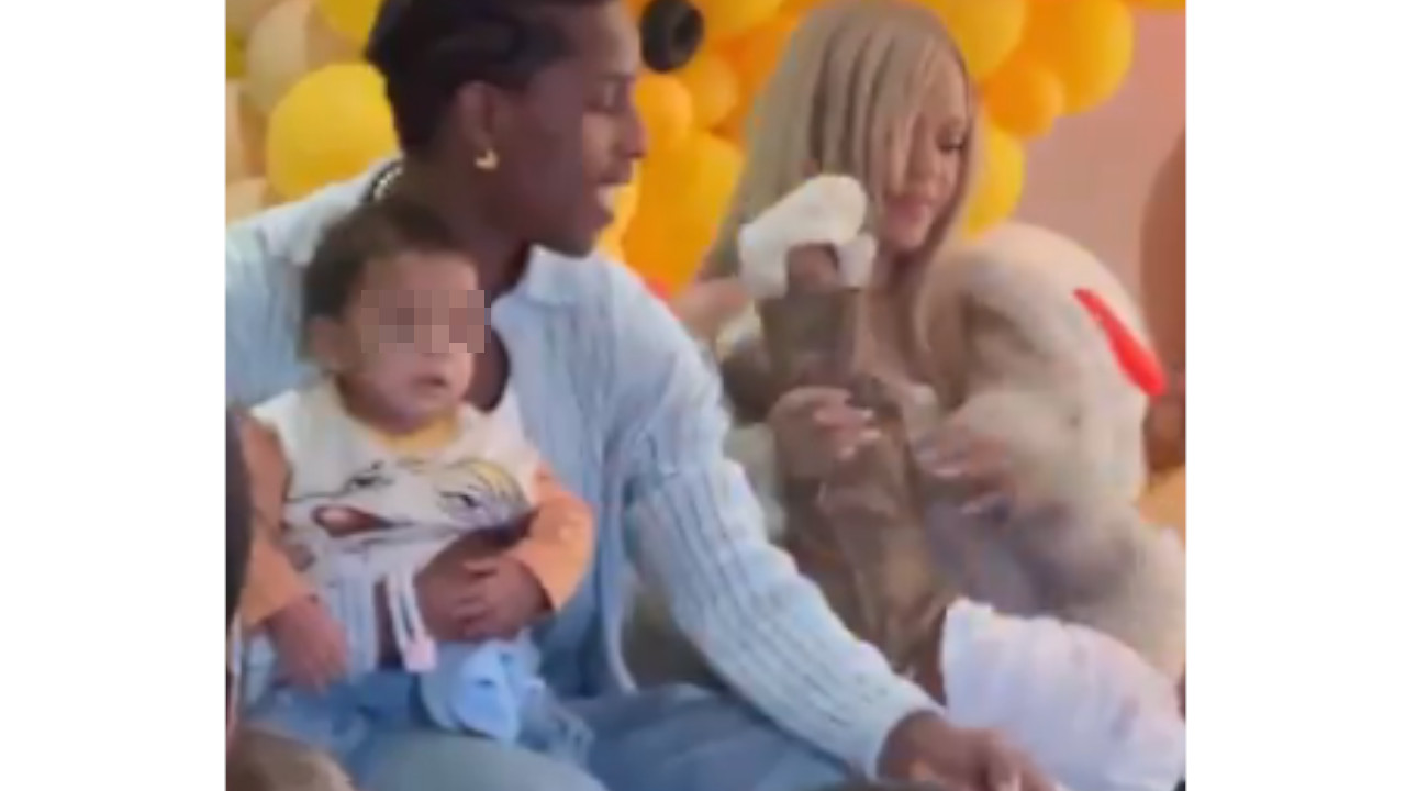 Critican a Rihanna por zarandear a su hijo mientras celebran un cumpleaños