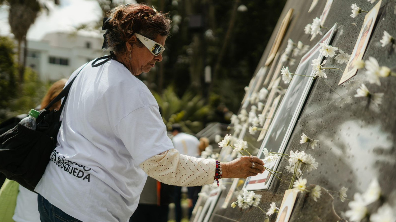 El Distrito de Medellín conmemoró el Día del Detenido Desaparecido con un homenaje simbólico a las víctimas