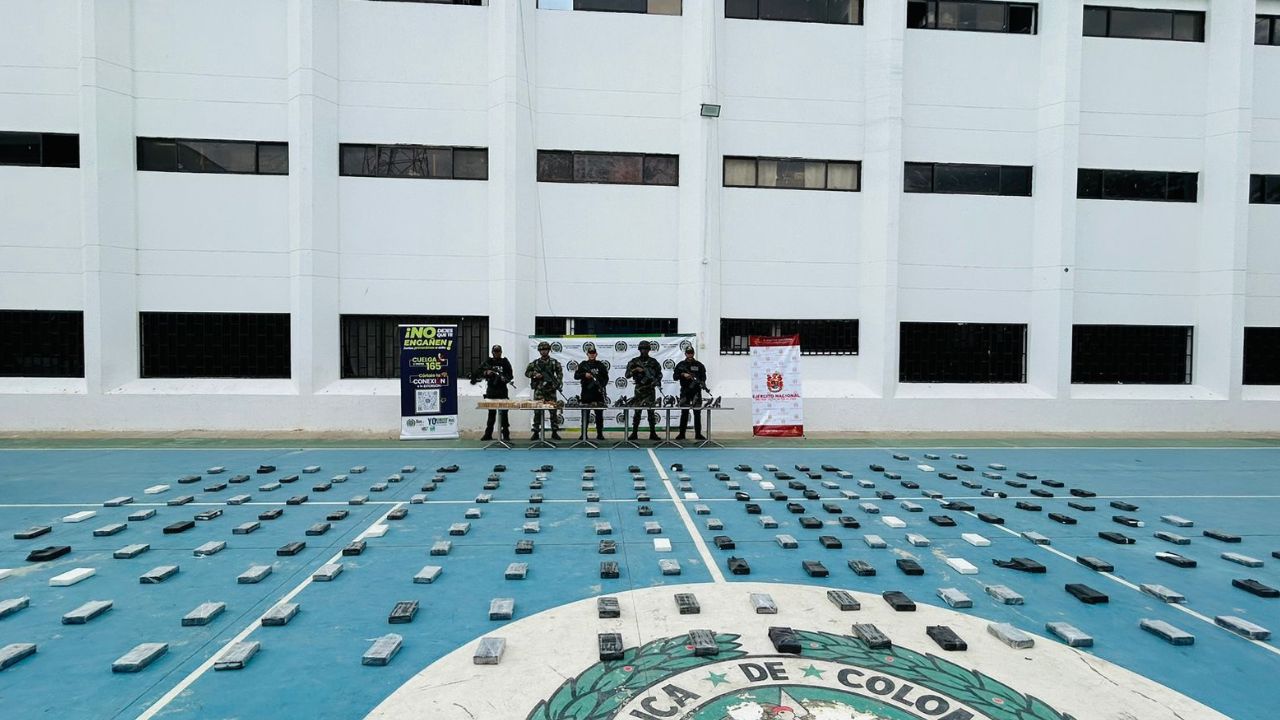 'Incautación estimada en más de 2000 millones de pesos': Desarticulan centro de acopio del Clan del Golfo en La Guajira, incautan armas y drogas