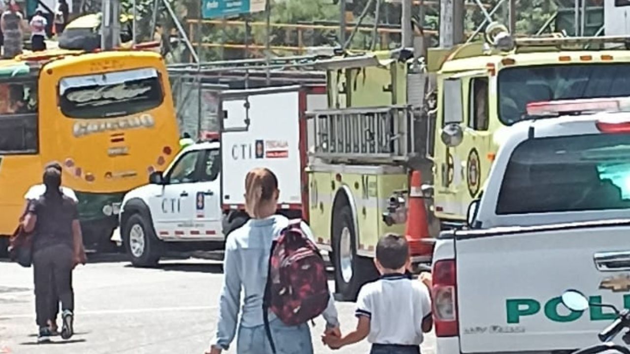 'Estaba desnuda': Bomberos rescatan el cuerpo de una mujer en la quebrada Santa Elena de Caicedo, Medellín