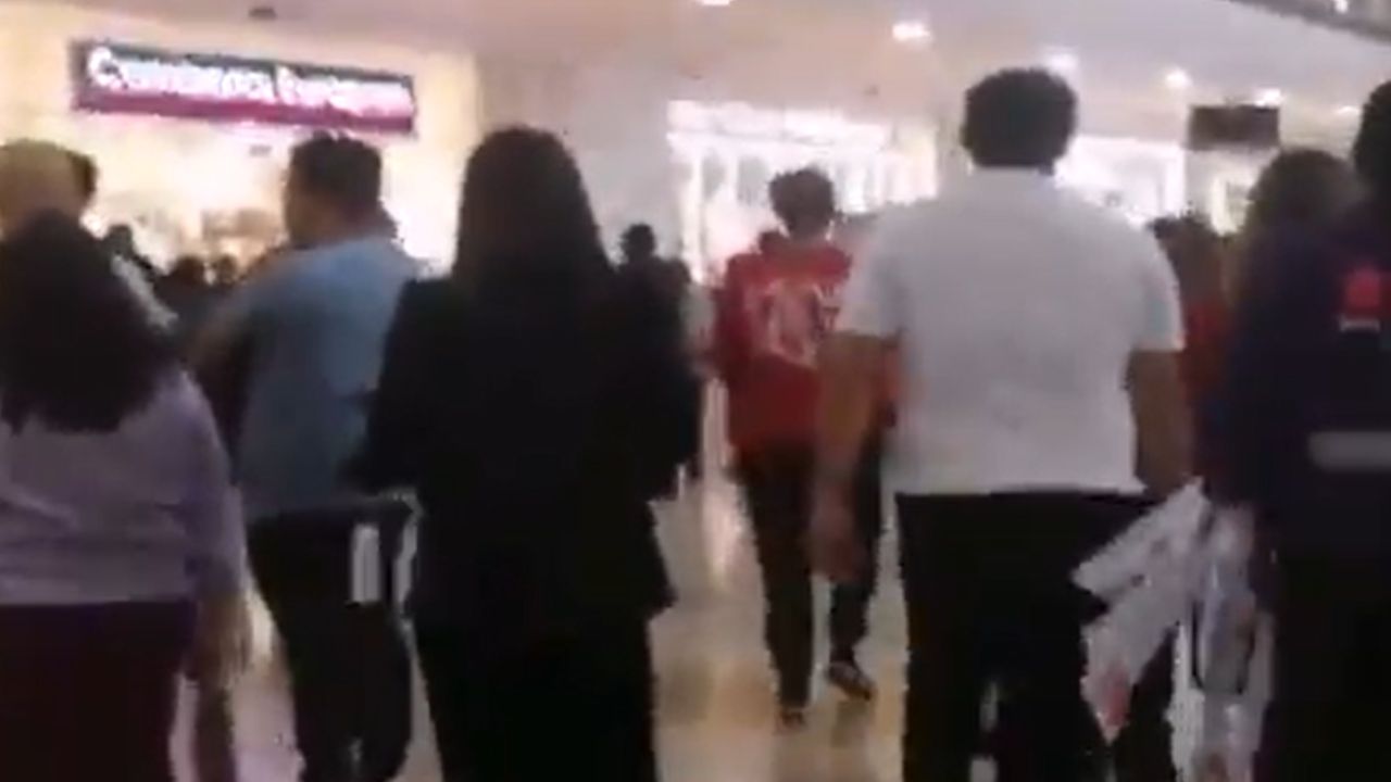 Hombre ataca a su pareja con cuchillo en un centro comercial de Bogotá