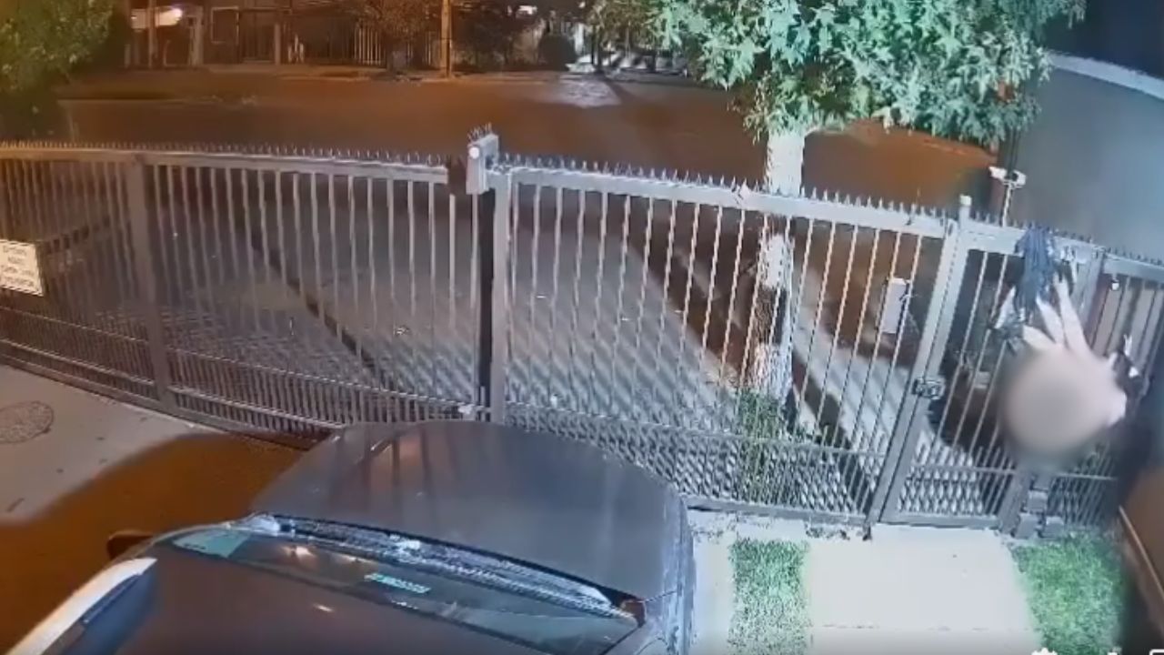 Se volvió viral:  Mujer queda semidesnuda y enganchada de una reja en intento de robo en Maipú, Chile