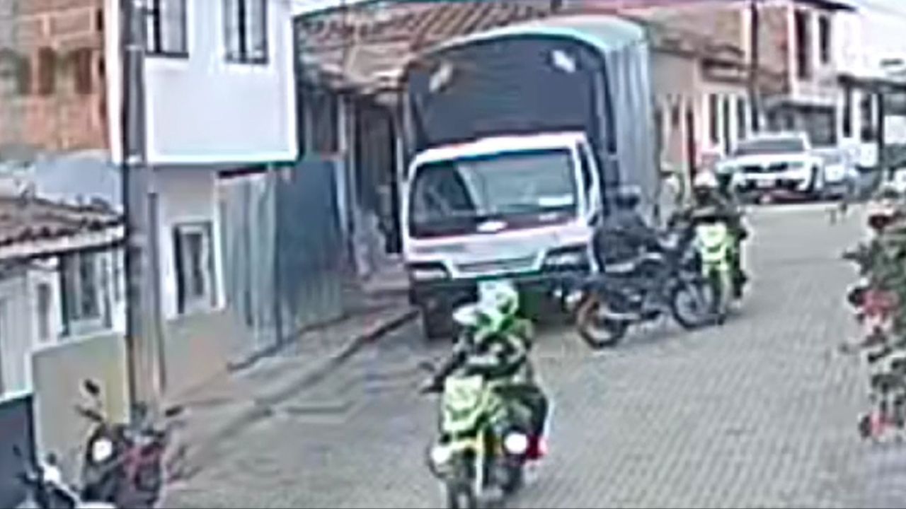 Motociclista choca contra dos policías en La Unión: cámaras captaron el momento preciso