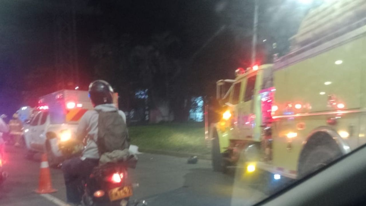 Accidente fatal en puente de la 33: Motociclista pierde la vida al ser impactado por una camioneta, presunto conductor ebrio