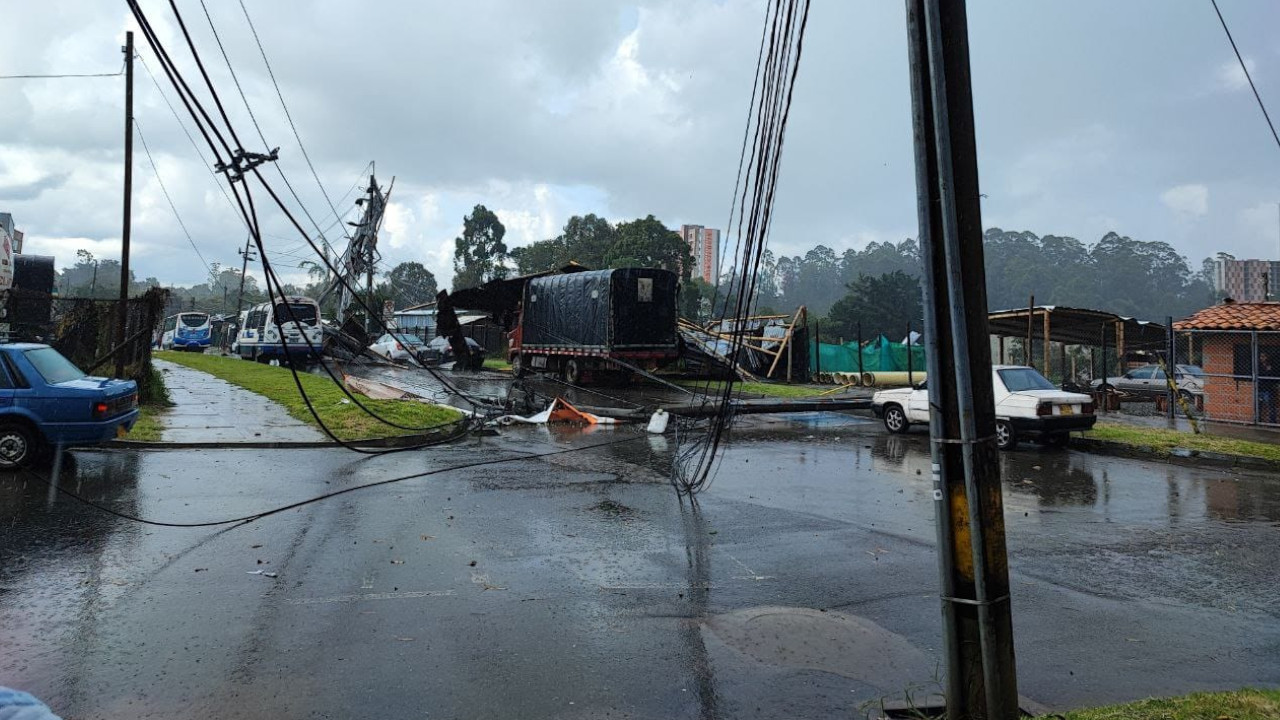 El techo de un parqueadero fue derribado por los vientos en Rionegro