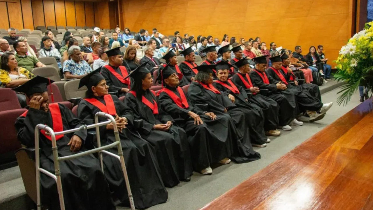 Exhabitantes de calle de Medellín regresan a sus hogares