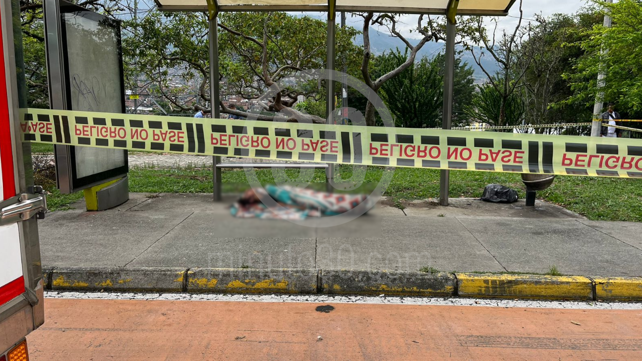 Hombre sin vida en un paradero de buses en Castilla
