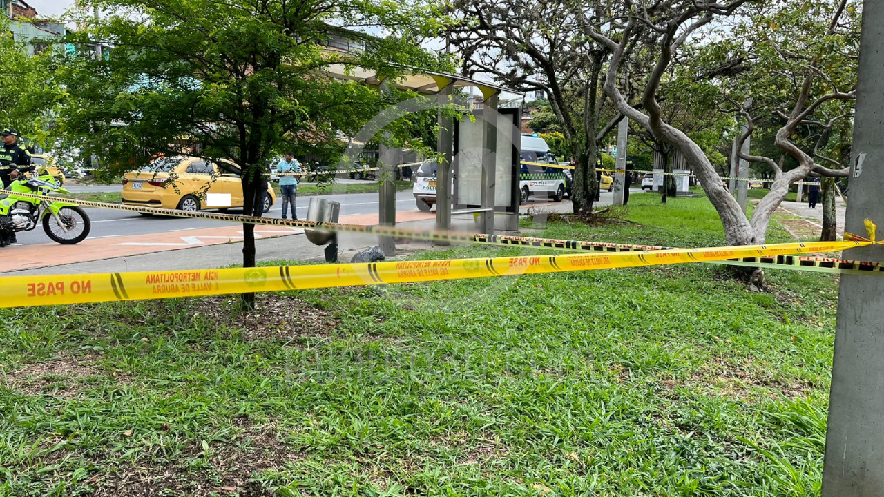 Hombre sin vida en un paradero de buses en Castilla
