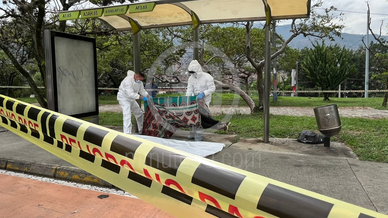 Hombre sin vida en un paradero de buses en Castilla