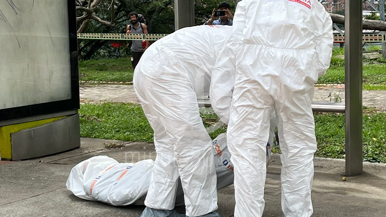 Hombre sin vida en un paradero de buses en Castilla