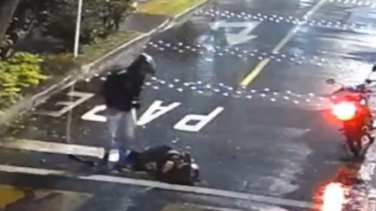 Mujer es agredida por conductor de una moto en Bogotá
