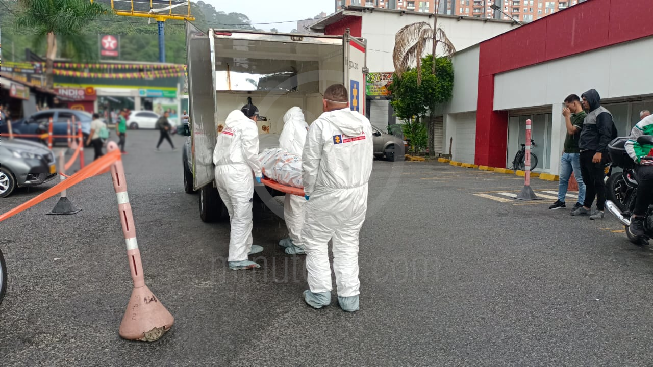 Así fue el levantamiento del cuerpo ultimado de un hombre en el mall del Indio