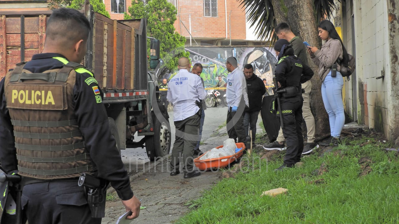 Un hombre baleado fue hallado debajo de una volqueta en el barrio Calasanz