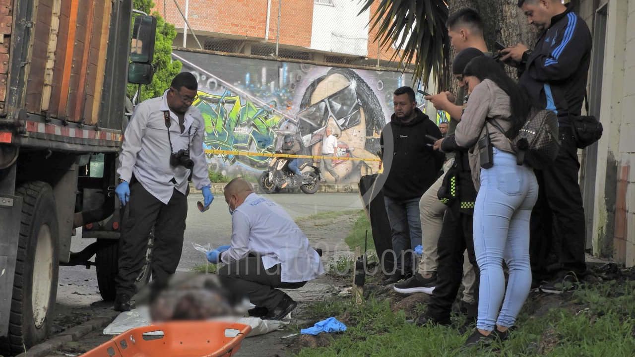 Un hombre baleado fue hallado debajo de una volqueta en el barrio Calasanz