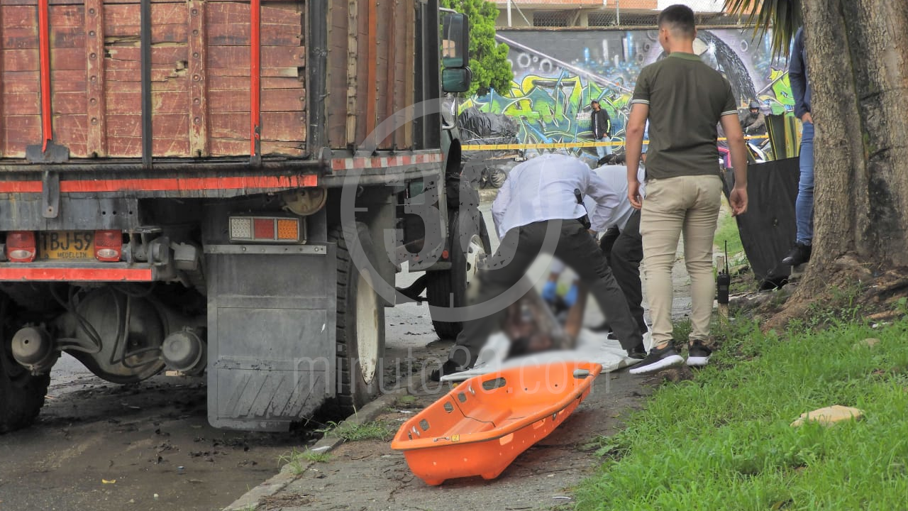 Un hombre baleado fue hallado debajo de una volqueta en el barrio Calasanz