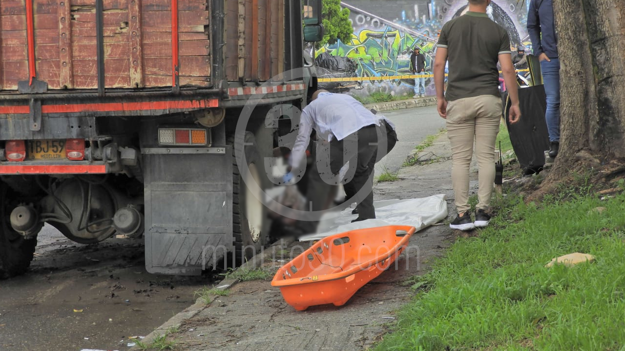 Un hombre baleado fue hallado debajo de una volqueta en el barrio Calasanz