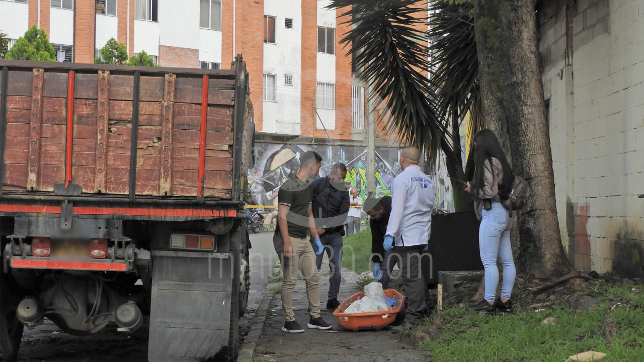 Un hombre baleado fue hallado debajo de una volqueta en el barrio Calasanz