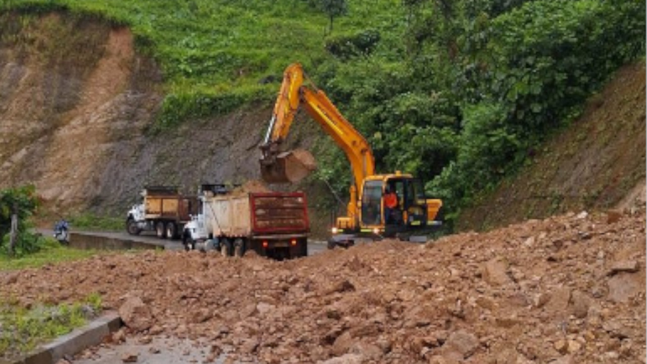 Vía Quibdó-Medellín cerrada por un deslizamiento de tierra