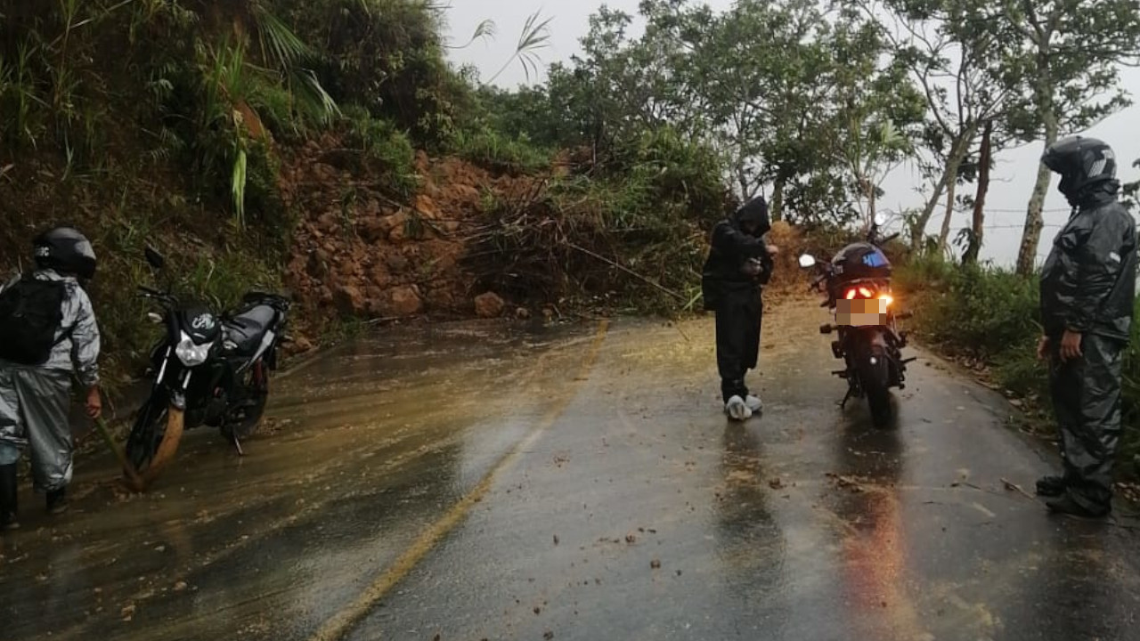 Vía Santo Domingo está cerrada por derrumbe