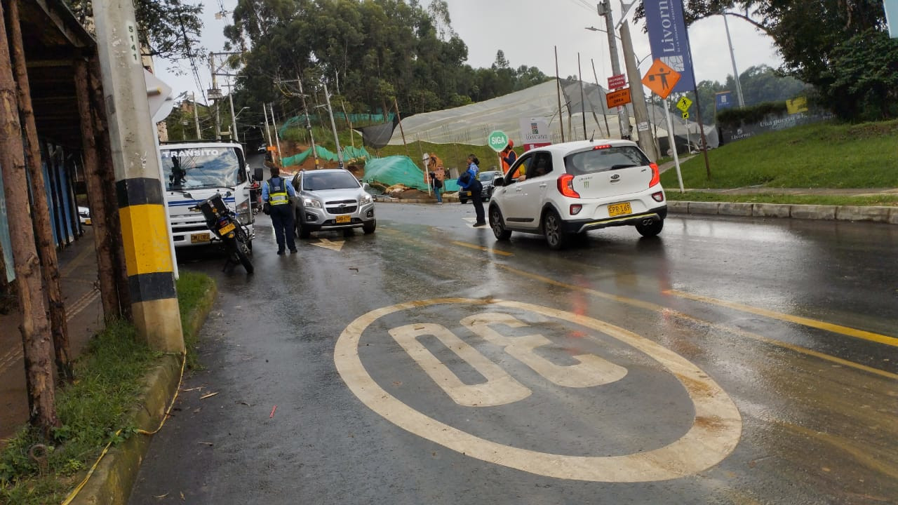 Vía en la Loma de San José reabierta tras accidente de tránsito