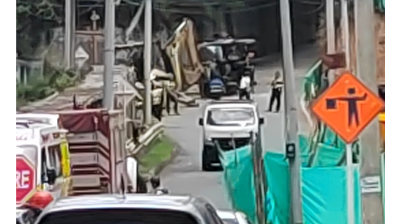 Vía en la loma San José, Sabaneta, habilitada parcialmente tras volcamiento de vehículo.10