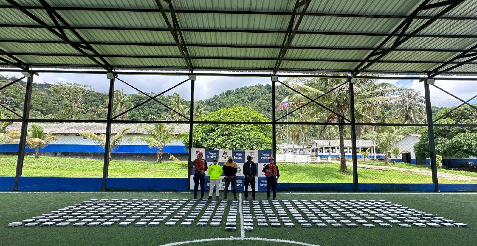 Intentaron hundir la lancha con 330 kilos de cocaína en aguas del Chocó