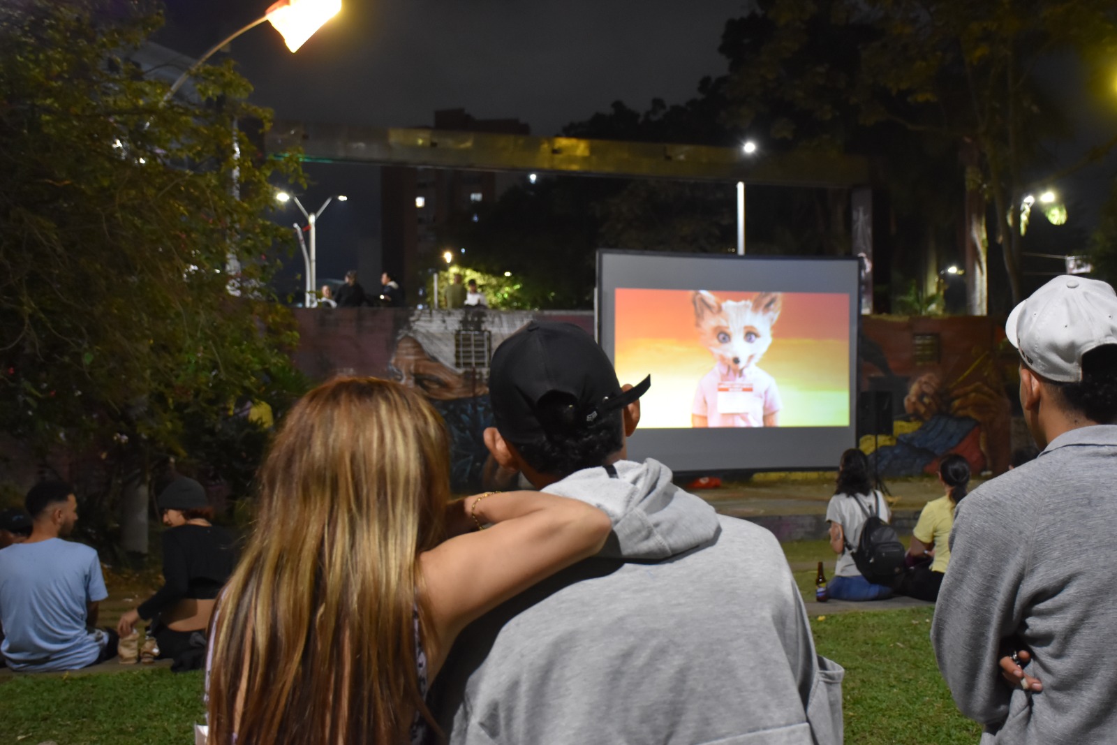 Ahora en Medellín habrá ‘Cine y empanada’ al aire libre en el parque Bicentenario