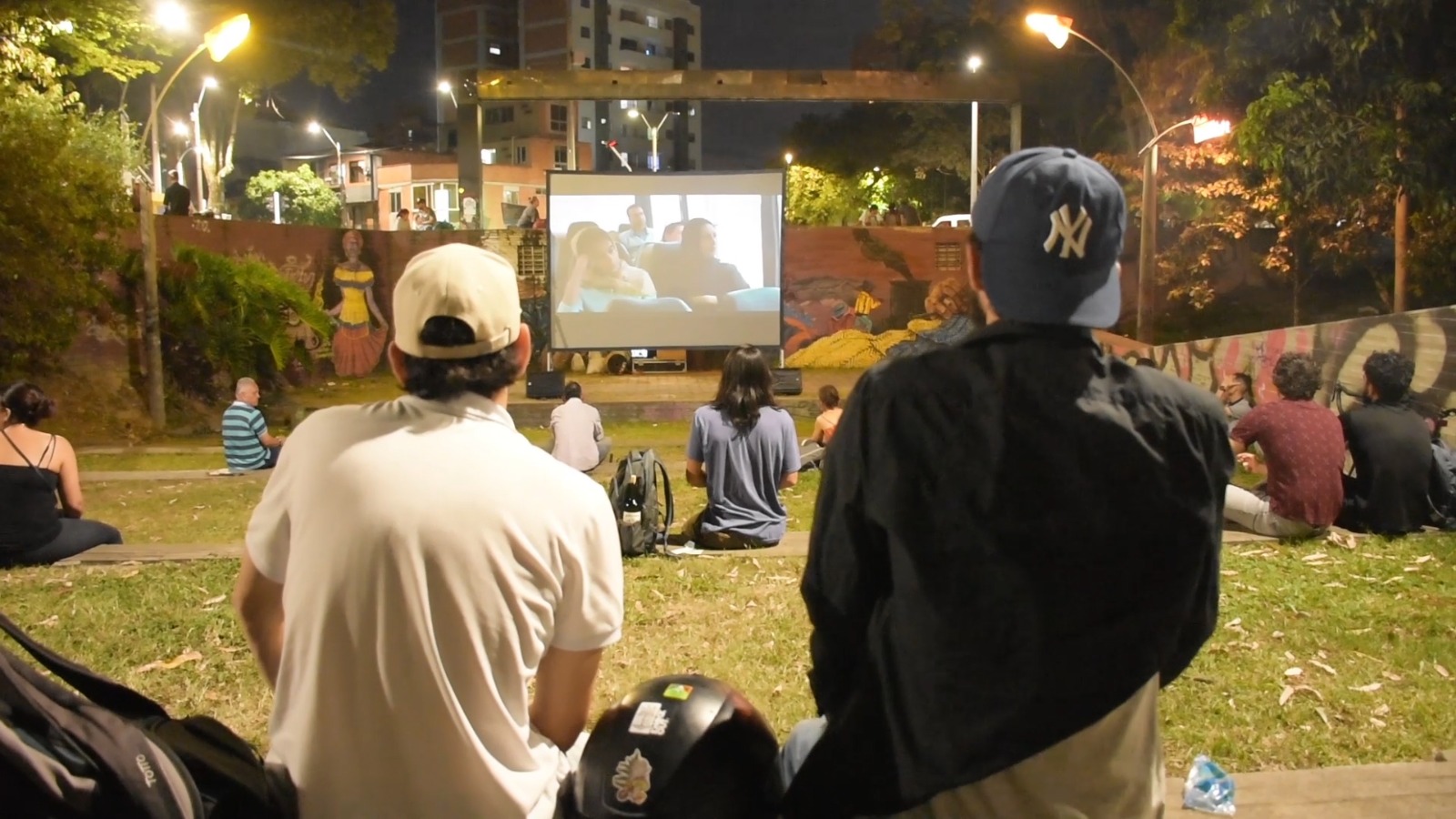 Ahora en Medellín habrá ‘Cine y empanada’ al aire libre en el parque Bicentenario