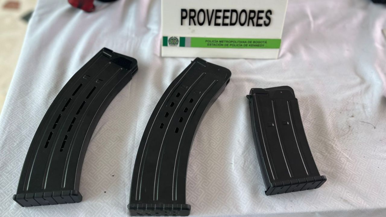 Capturado hombre con armas largas y miras telescópicas en Kennedy