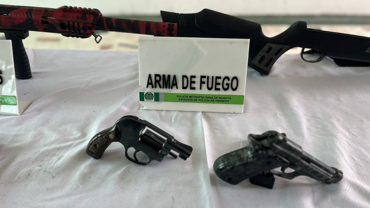 Capturado hombre con armas largas y miras telescópicas en Kennedy