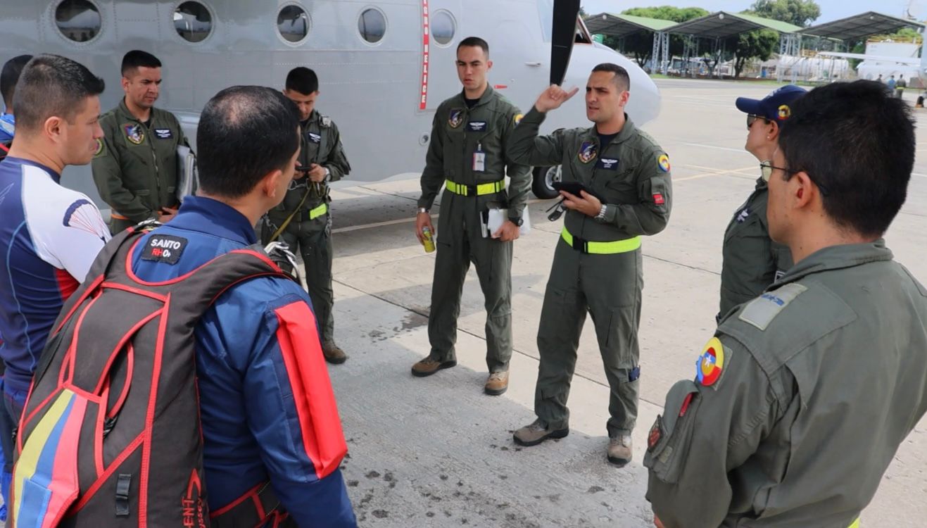 ¡Qué nota! Entrenamiento de paracaidismo militar sobre Cali 3 paracaidismo en cali3