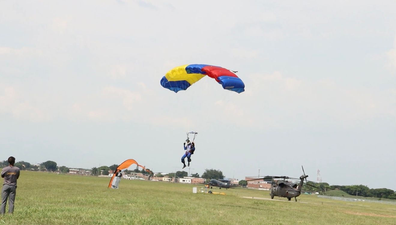 ¡Qué nota! Entrenamiento de paracaidismo militar sobre Cali 5 paracaidismo en cali5