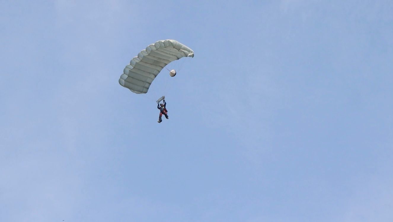 ¡Qué nota! Entrenamiento de paracaidismo militar sobre Cali 6 paracaidismo en cali6