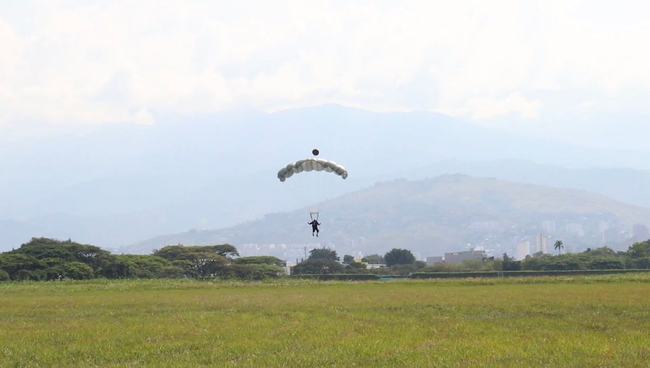 ¡Qué nota! Entrenamiento de paracaidismo militar sobre Cali 7 paracaidismo en cali7