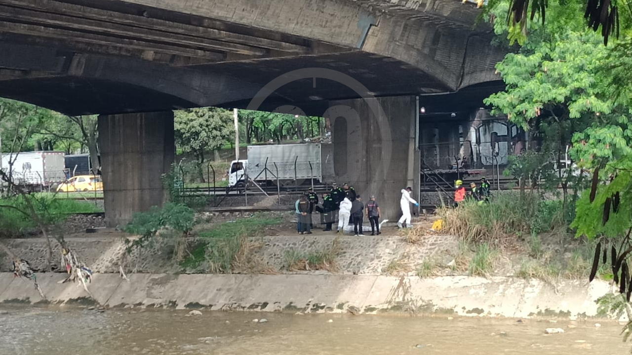 Bomberos, cadáver, río Medellín, Puente de Barranquilla, cuerpo sin vida