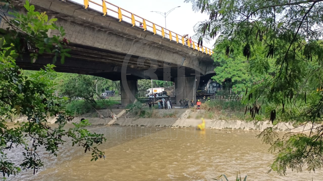 Bomberos recuperaron un cadáver en el río Medellín por el Puente de Barranquilla