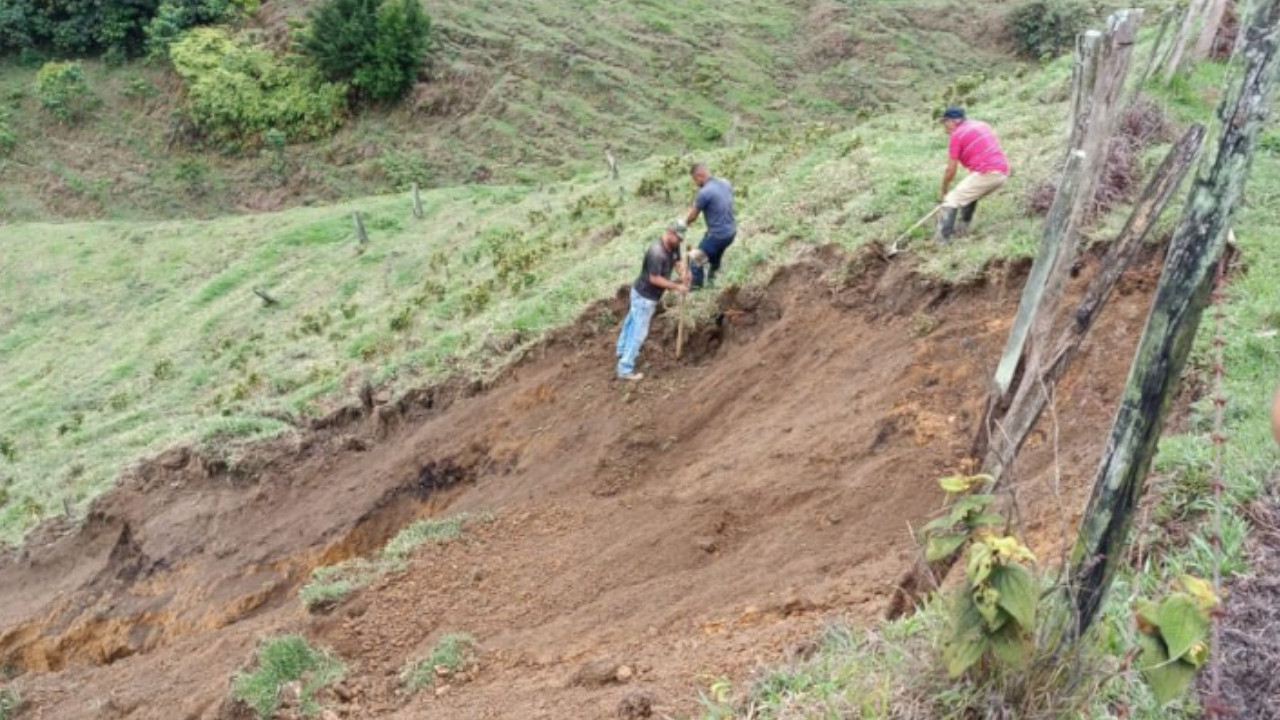 Alcaldía de Sabaneta atiende derrumbe en el sector de Fuente Clara