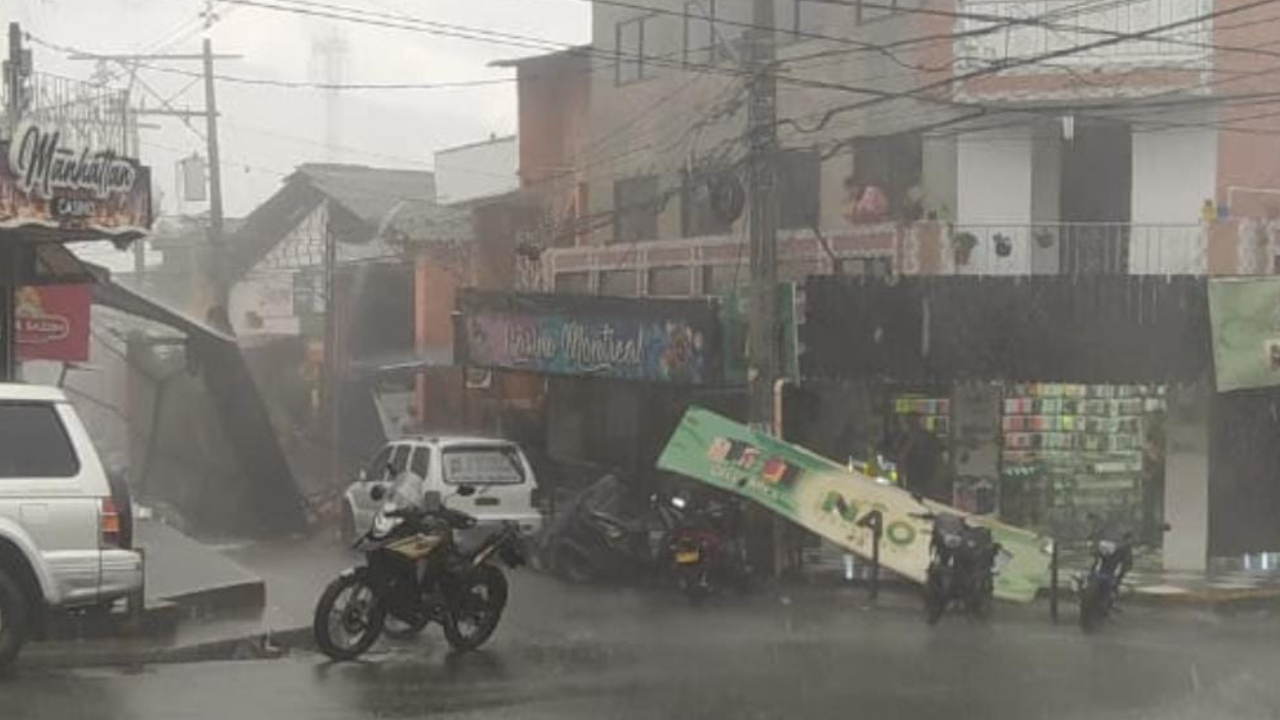 ¡Qué susto tan berraco!: Fuertes lluvias provocaron la caída de un techo en el barrio Santander